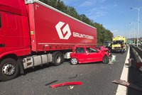 Nehoda dvou kamionů a auta zablokovala Pražský okruh u Běchovic: Ve směru na D1 se tvoří kolony