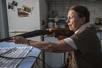 Herečka Iva Janžurová s puškou v ruce: Seď, nebo se netrefím!