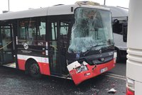 Na Vysočanské boural autobus MHD. Zasahují u něj záchranáři