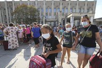 Houpačky zrezivěly, tráva zčernala. Na Krymu museli evakuovat 4000 dětí