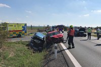 Vážná nehoda u Uhříněvsi: Jedno auto začalo hořet, kolabuje tu doprava