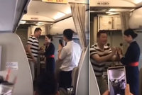 Aerolinky vyhodily letušku poté, co ji přítel na palubě požádal o ruku
