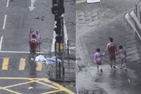 Nezodpovědný muž fotil uprostřed tajfunu. Měl s sebou dvě malé dcerky