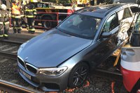 Sešrotované luxusní BMW: Do auta z boku narazila tramvaj, zůstalo zaklíněné na kolejích