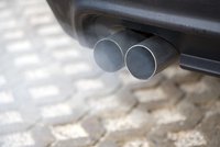 Konec kouřícím výfukům. Europoslanci chtějí přísnější snížení emisí u aut