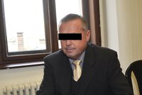 Plzeňský lékař souzený za milionové podvody zemřel! Stíhání budou muset zastavit