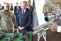 Ostrostřelec Putin testoval nový kalašnikov. Střílelo mu to na výbornou