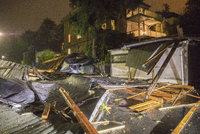 Bouře Fabienne nadělala škody za desítky milionů. Ničila střechy, okna i fasády