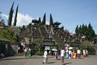 Polonazí turisté u chrámů v ostrovním ráji štvou místní. Guvernér chce přísné řešení