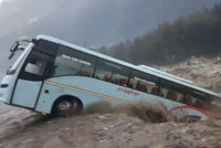 Zájezdový autobus smetla velká voda, přes varování parkoval u rozbouřené řeky v Indii