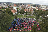 Nad Kyjovem se zavlnila největší česká vlajka: Balónky ji vytvořilo na 2 500 lidí