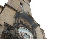 Památku na Staroměstském náměstí znovu zahalí lešení: Orloj špatně vymalovali!
