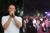 Diváky na festivalu vyděsily rány a vypukla panika! Vyděšený dav uklidňoval Chris Martin
