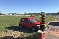 Dopravní nehoda těsně za Prahou: Hasiči nasadili vyprošťovací techniku