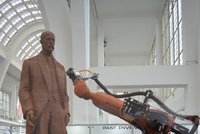 Sochu Masaryka na strojírenském veletrhu frézuje robot Kuka: Prezident v Brně už zůstane