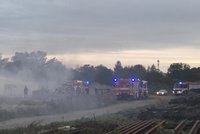 V Běchovicích hoří balíky papíru: Kouř komplikuje dopravu na blízké železnici