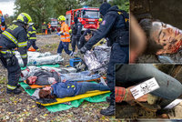 Kusy sedadel, krev a ranění: Záchranáři, hasiči a policisté trénovali na Chodově zásah u výbuchu ve vlaku