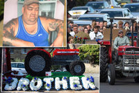 Honosný pohřeb »romského krále«: Rakev vezl traktor, hosté v limuzínách