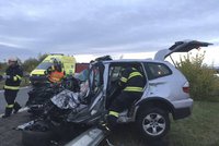 Kamion se na Ústecku střetl s autem, řidič osobáku na místě zemřel