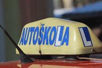Řidičáky  v ohrožení: Absolventy autoškol nemá v Plzni kdo zkoušet, komisaři odchází za lepším