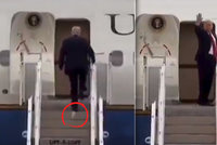 Trump pobavil celý svět: Při nástupu do letadla mu na botě vlál toaleťák