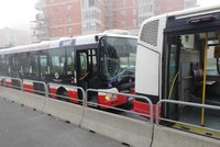 Dva autobusy MHD se srazily ve Lhotce: Šest zraněných