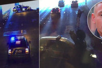 Drsné záběry z honičky: Takhle policista zatarasil cestu ujíždějícímu motorkáři! Podle soudu udělal dobře