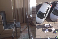VIDEO: Televize vyrvaná ze zdi a nábytek napadrť! Cizinec řádil v hotelu v Nuslích, věci házel z okna