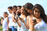 Dívkám po celém světě zakazují mobily. „Vedou k těhotenství a svádí do pekla“