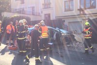 Auto skončilo napasované ve betonovém sloupku domu: Při havárii se zranili čtyři senioři