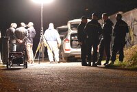 Hrůzný nález v Plzni: V křoví u garáží ležela mrtvola muže