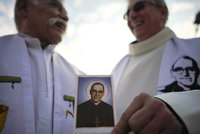 Papež svatořečil Pavla VI. a arcibiskupa, který bojoval proti diktatuře