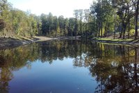 Nový rybník Lipiny v Modřanech dostal jasné obrysy. Plní se vodou z Libušského potoka
