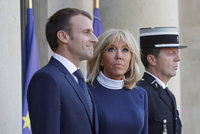 „Je arogantní!“ schytal to Macron od Brigitte. A na věk je háklivá
