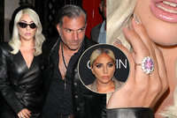 Lady Gaga přiznala zneužití, potvrdila zásnuby a ukázala obří prsten