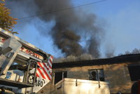 Požár v Mělníku založili ilegální „nájemníci“: Hasiči rozřezali střechu paprskem