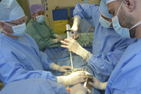 Operační sály v Brně konečně jedou na plno: Na endoprotézu si počkáte dva roky