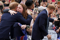 Princ Harry v objetí s plačící ženou: Dostaneš mě do problémů, šeptal jí