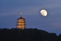 Čína postaví „umělý Měsíc“. Gigantický satelit má nahradit pouliční lampy