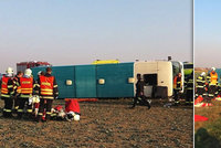 Autobusu s 50 cestujícími praskla pneumatika a převrátil se: Desítky zraněných, zasahuje vrtulník