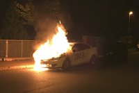 FOTO: Byla to pomsta taxikářů? V Krči hořelo auto s nápisem „Uber"