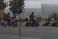 Zfetovaný motorkář srazil policistku, strážkyně skončila na zemi se zraněními