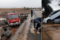 Jih Španělska zasáhly bleskové záplavy. Při záchranné akci zemřel hasič