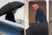 Trump zase baví: S otevřeným deštníkem se nevešel do dveří letadla, tak ho odhodil na zem