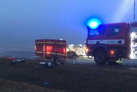 Tragická nehoda na Lounsku: Při srážce osobáku s kamionem zemřeli dva lidé
