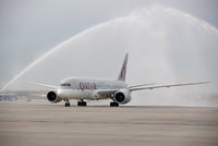 VIDEO: Nejmodernější boeing přistál v Praze! Dreamliner bude z Česka létat pravidelně, spotřebuje méně paliva