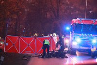 Za Prahou zemřel po nehodě motorkář, spolujezdkyni resuscitovali. Silnice je uzavřená