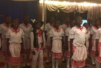 Českou lidovku i hymnu zpívaly keňské děti. Nadšeně slavily 100 let republiky