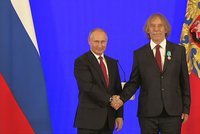 Nohavica dostal od Putina medaili. „Český bard“ v Kremlu i zazpíval