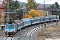 Komplikace na kolejích mezi Úvaly a Českým Brodem: Nákladní vlak je zablokoval, linky mají zpoždění